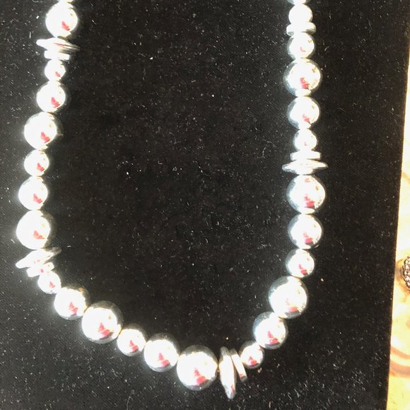 SHINY SILVER BEADED NECKLACE - Picture 1 of 3